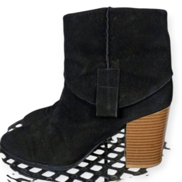 QUPID BLACK FAUX SUEDE BOOTIES SZ.6.5-7 GUC. - Picture 3 of 9